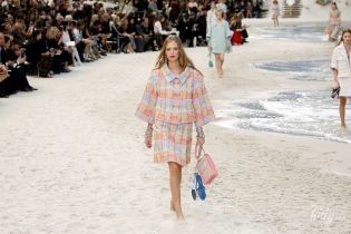 Пляж в центре Парижа: на Неделе моды во Франции прошло фееричное шоу Chanel