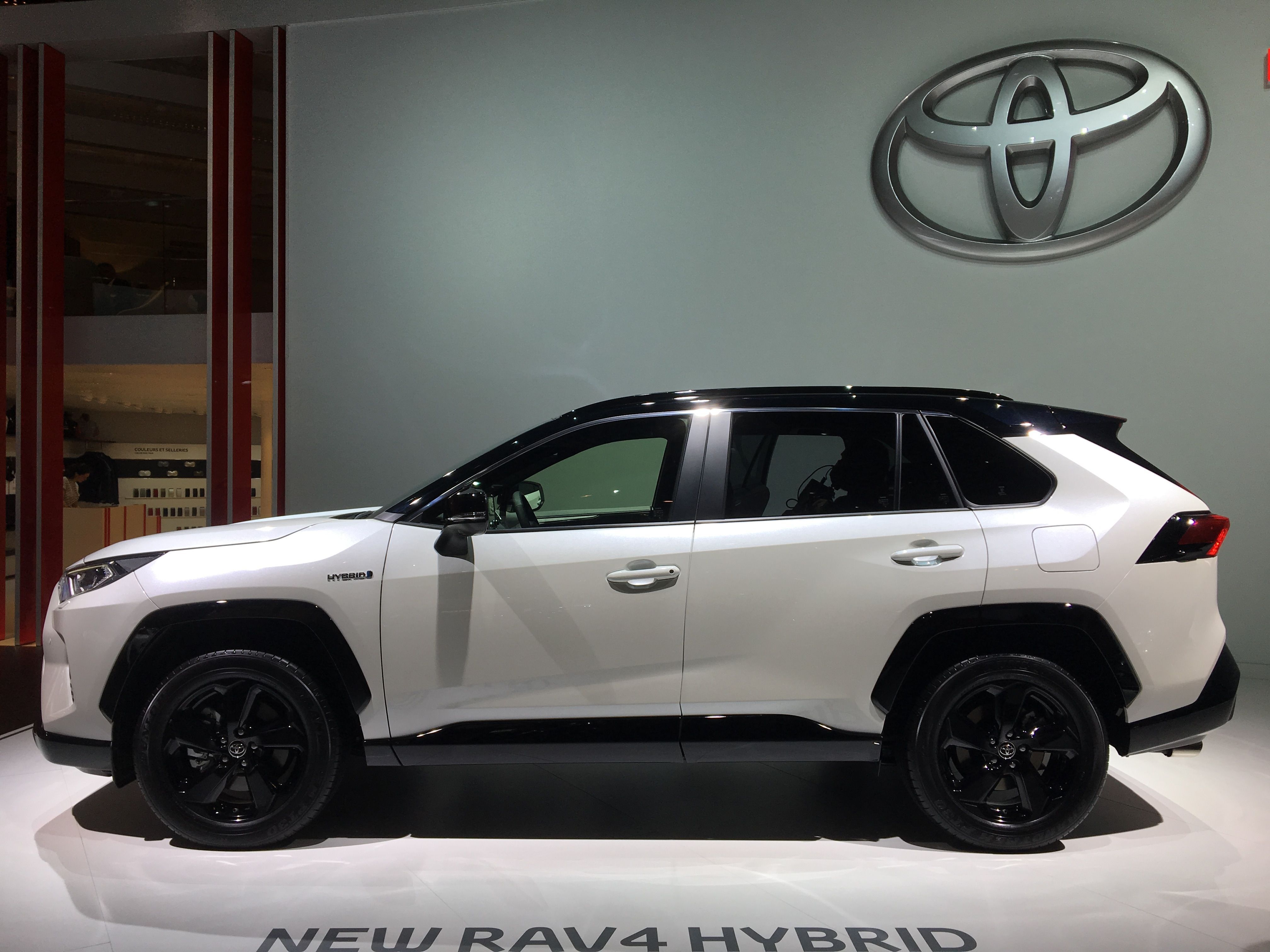 Toyota RAV4 гибрид_3