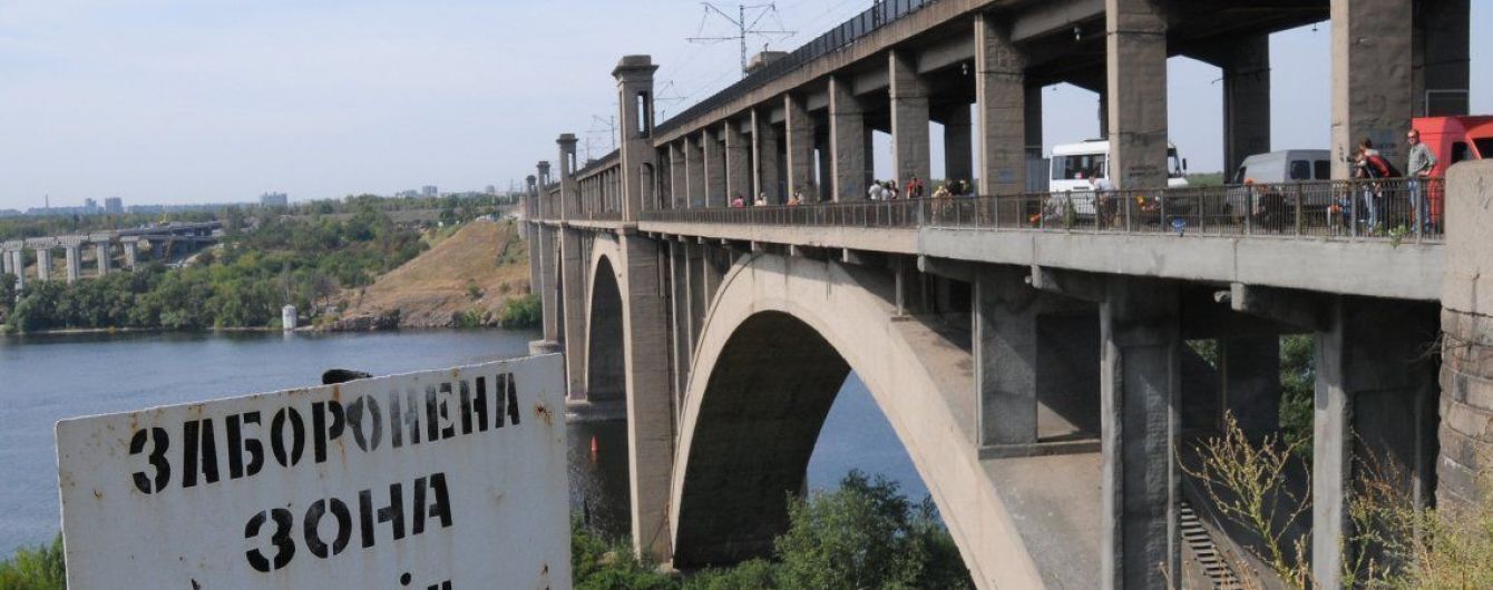 В Запорожье восьмиклассница на глазах у мужчины прыгнула с моста в Днепр