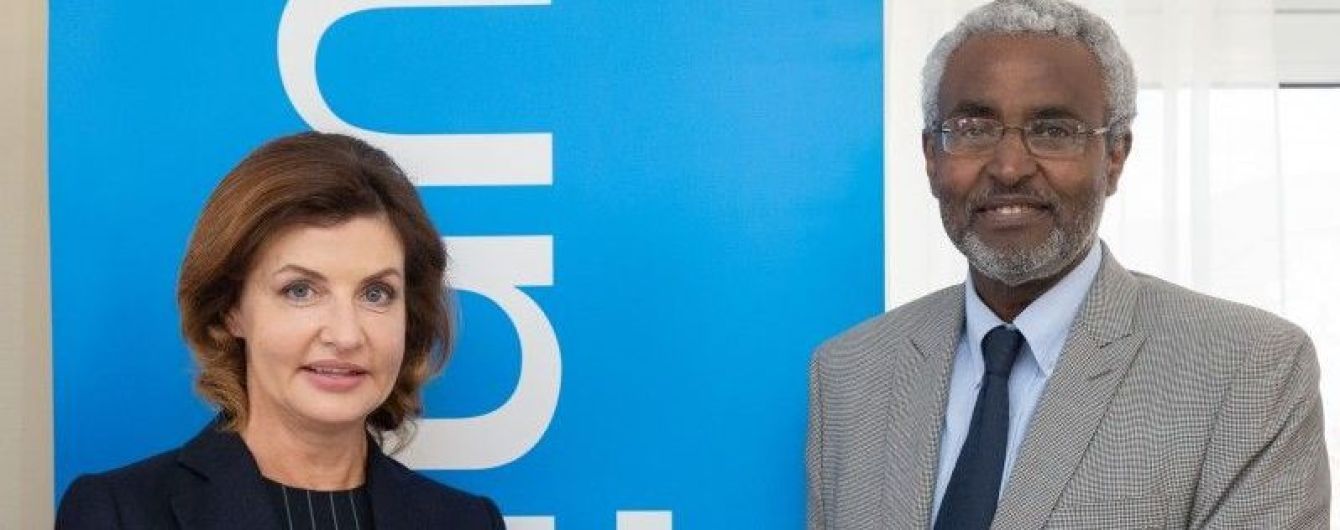 У смугастій сукні і на шпильках: Марина Порошенко на тренінгу