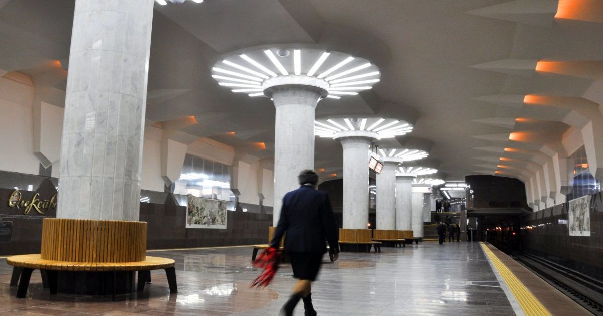 В Харькове мужчина прыгнул на рельсы метро