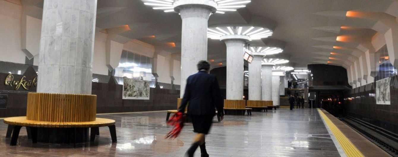 В Харькове мужчина прыгнул на рельсы метро