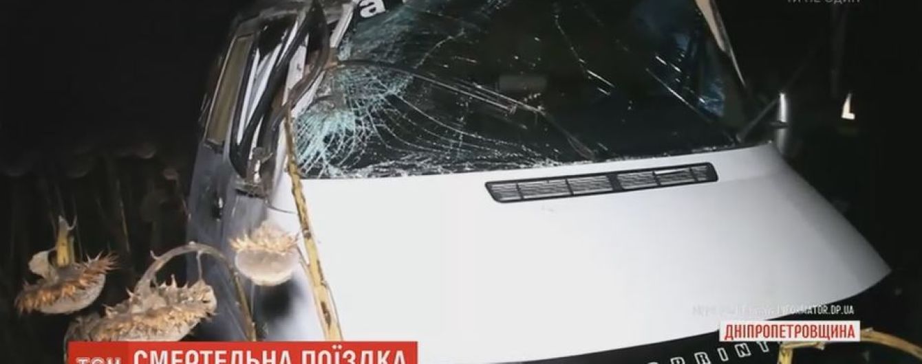 Вблизи Днепра микроавтобус вылетел на обочину и несколько раз перевернулся: есть жертвы
