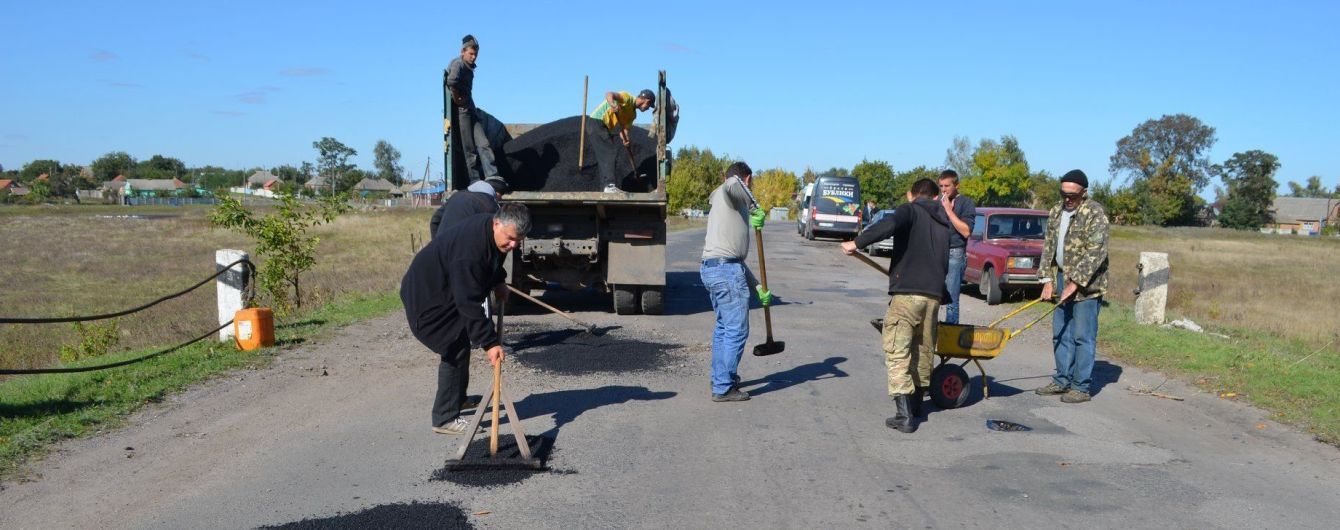 На Полтавщині селяни самі ремонтують розбиту фурами дорогу