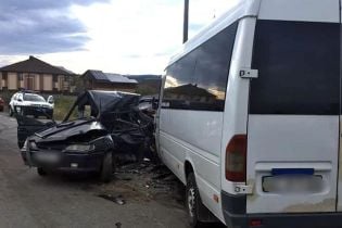 На Прикарпатті легковик влетів у маршрутку, водій загинув