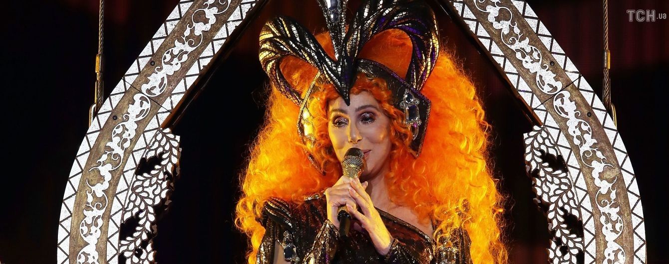 72-летняя рыжеволосая Шер в одном боди поразила образом во время концерта