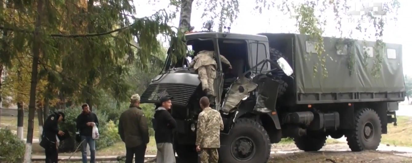 На Харьковщине военный грузовик на скорости въехал в дерево, есть травмированный