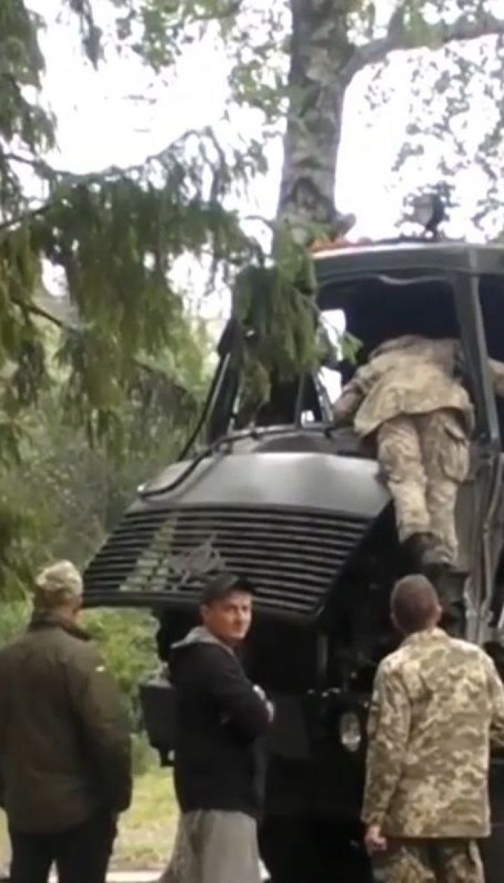 ДТП із військовими. В Ізюмі армійська вантажівка на швидкості в'їхала в дерево