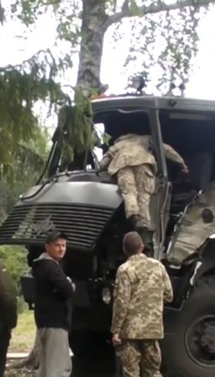 ДТП с военными. В Изюме армейский грузовик на скорости въехал в дерево