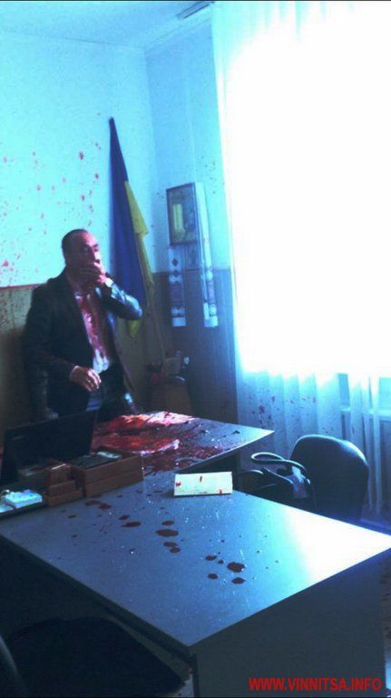 облили кров'ю міського голову на Вінниччині