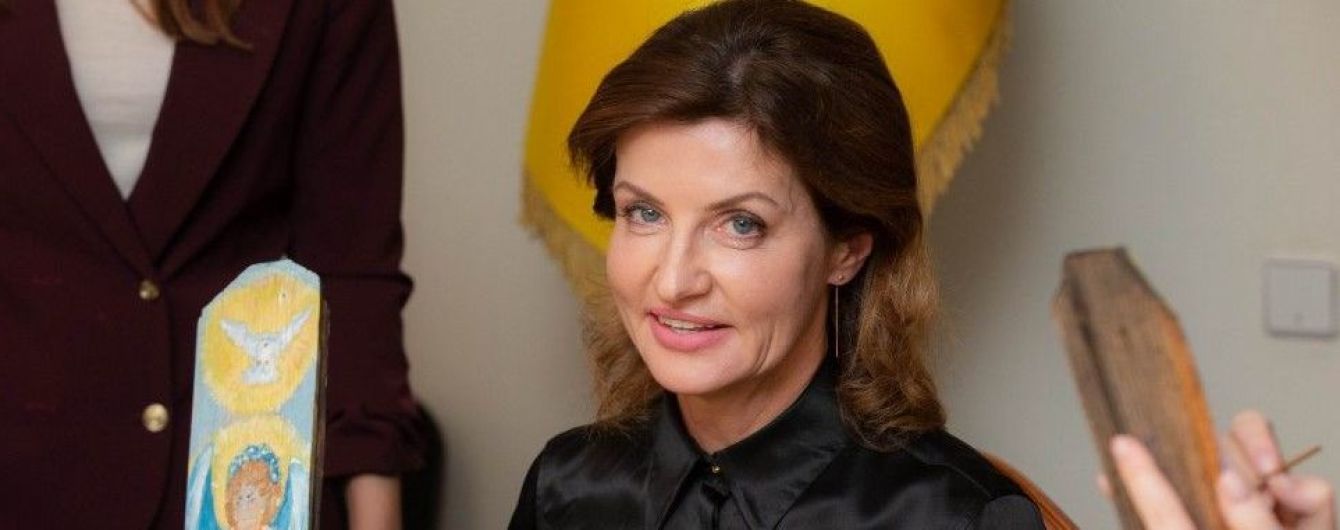 В шелковой блузке и юбке-карандаше цвета фуксии: Марина Порошенко поддержала волонтерский проект