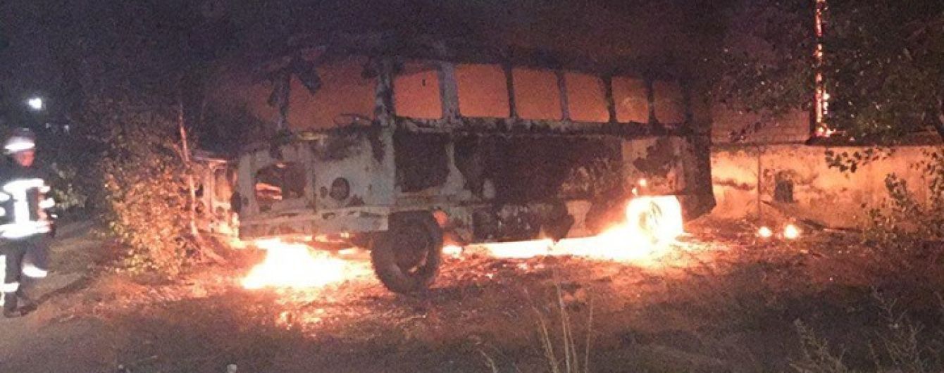 На столичной Дарнице возле завода горели три автобуса и грузовик