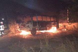 На столичной Дарнице возле завода горели три автобуса и грузовик