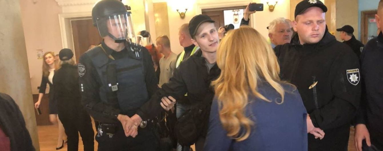 В Миколаєві під час сесії облили фекаліями двох депутатів міськради