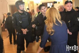В Николаеве во время сессии облили фекалиями двух депутатов горсовета