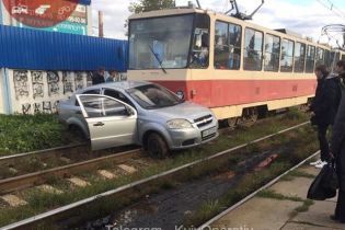 В Киеве трамвай на высокой скорости протаранил автомобиль