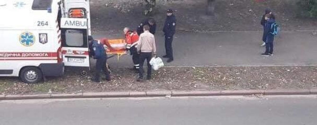 В Киеве девушка выпала из окна
