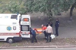 В Киеве девушка выпала из окна