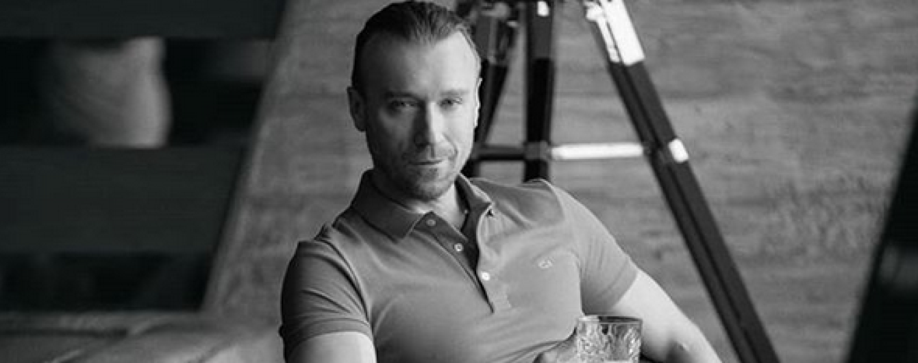 Загадочный и со стаканом: Олег Винник поделился новыми снимками