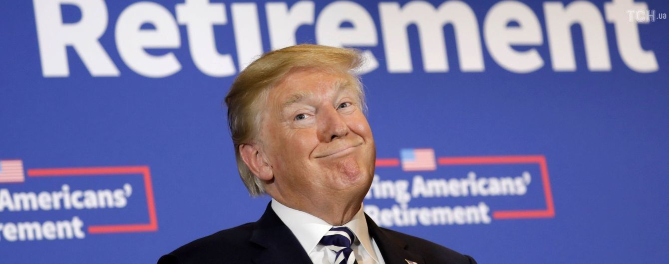 "Метафора президенства": юзери тролять Трампа, який поважно сів у літак з туалетним папером на взутті