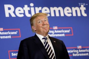 "Метафора президенства": юзери тролять Трампа, який поважно сів у літак з туалетним папером на взутті