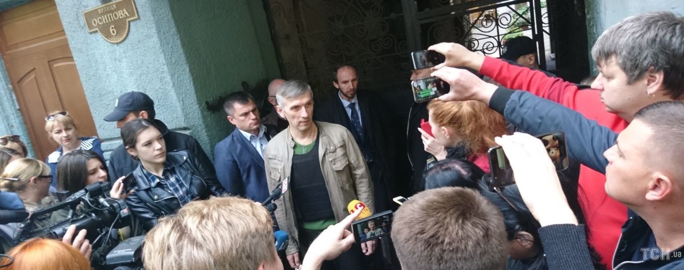 Из немецкой больницы выписали активиста Михайлика, в которого стреляли в Одессе