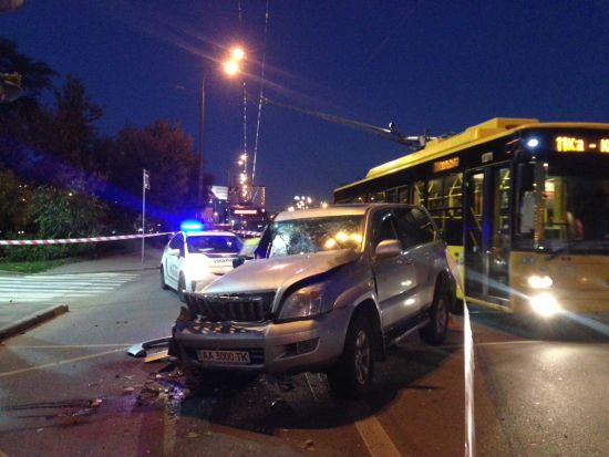У Києві Lexus на швидкості протаранив маршрутку, є постраждалі