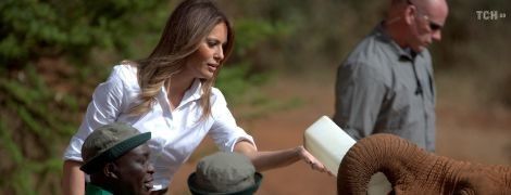 Мелания Трамп в Африке: первая леди США покормила слонят и пофотографировала зебр во время сафари
