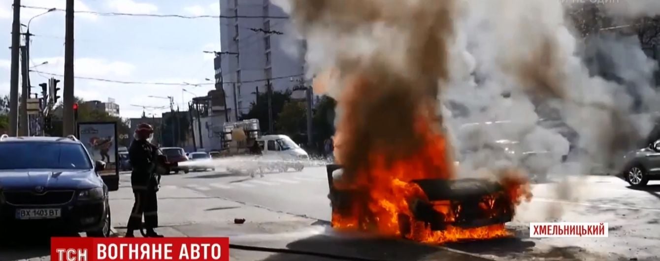 У центрі Хмельницького на перехресті згорів Mercedes