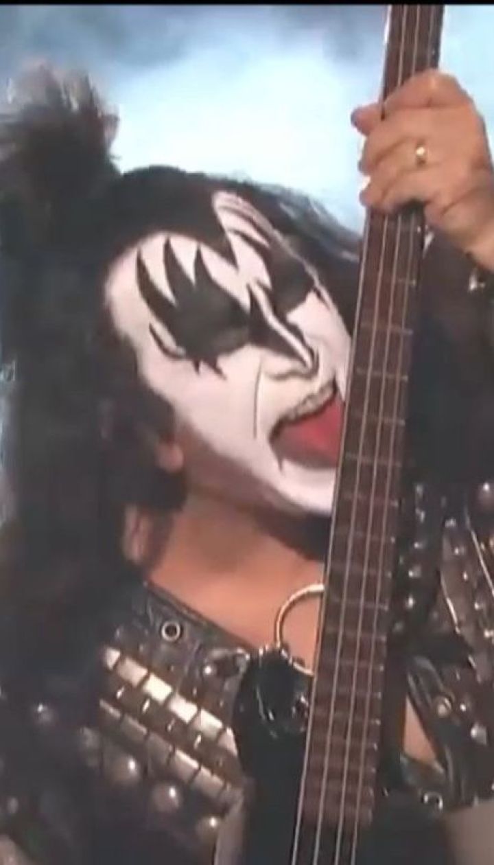 Группа Kiss объявила, что уходит на пенсию и отправляется в прощальное турне