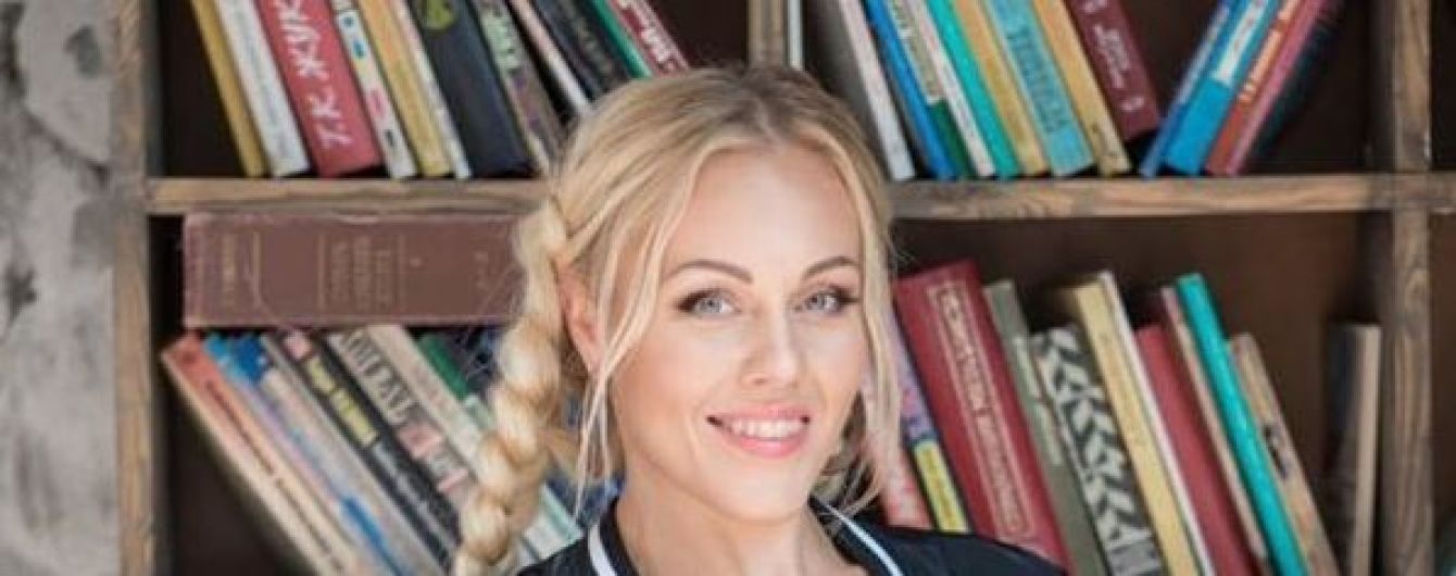 Певица Аlyosha с бантами и в фартухе показала, как выглядела на последнем звонке