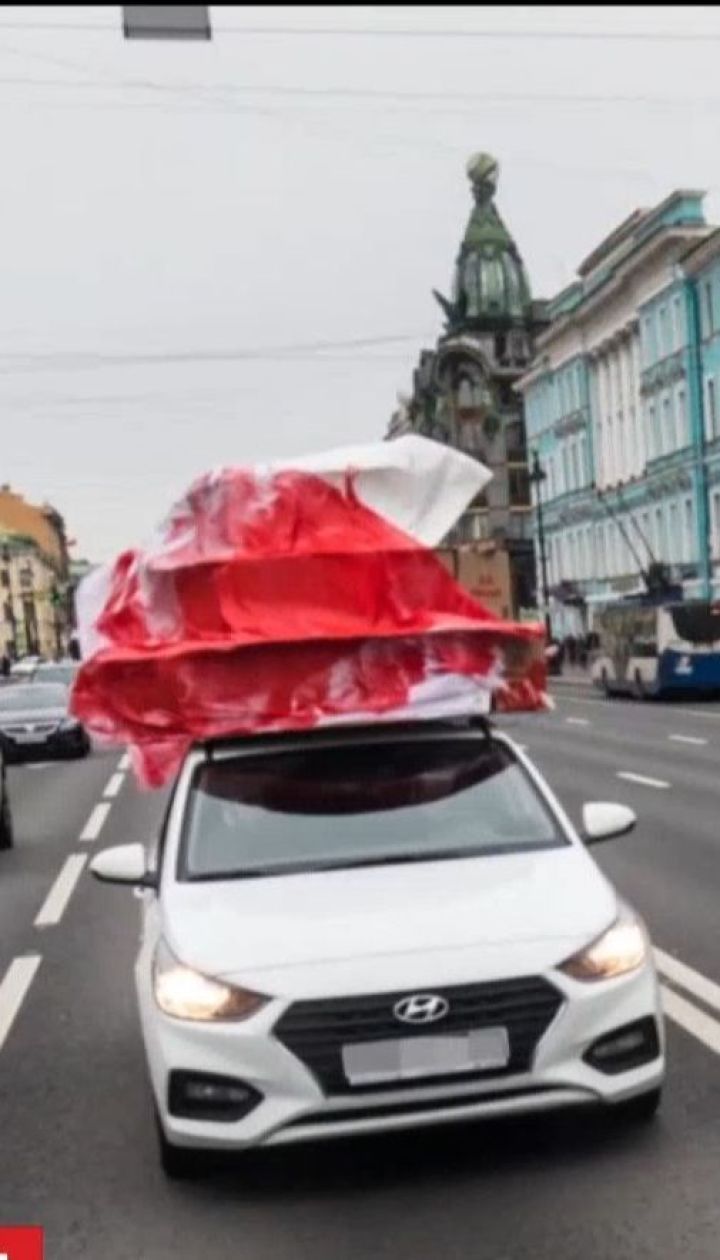 Активисты в Петербурге "подарили" Путину на день рождения окровавленный торт
