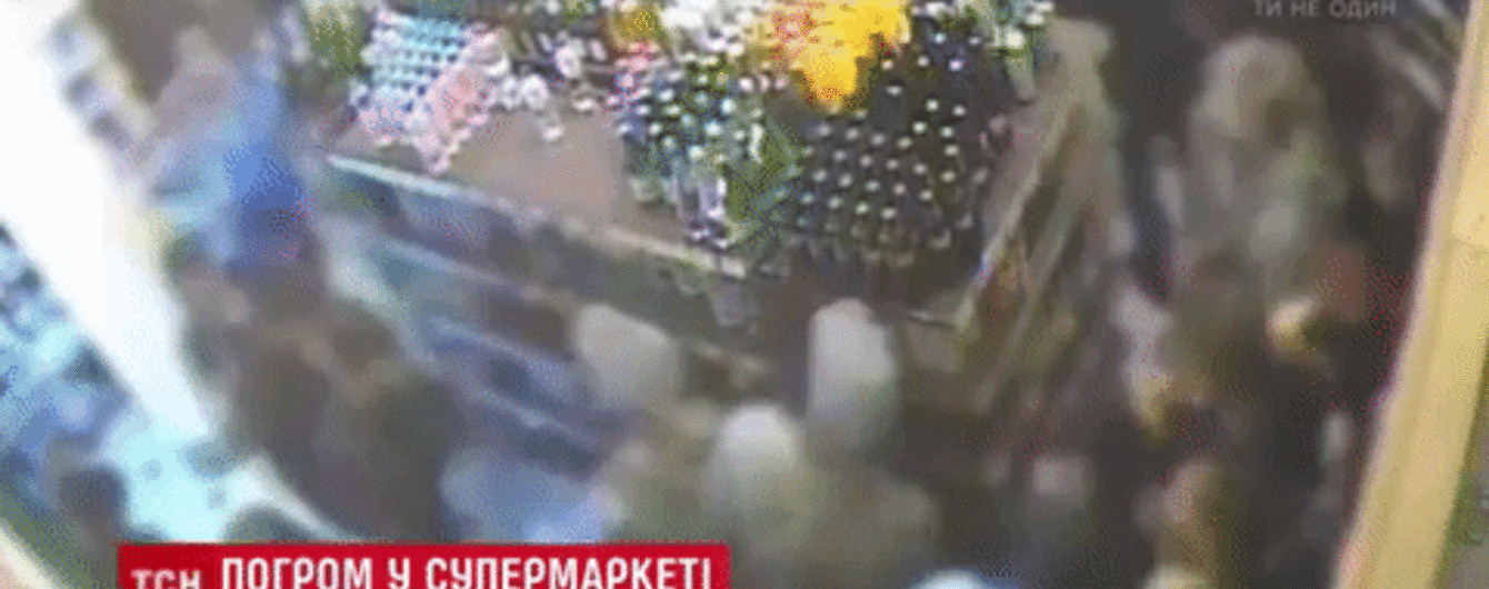 У Києві кілька десятків підлітків розгромили супермаркет