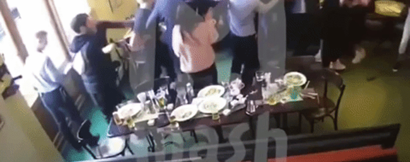 Били стулом и кулаками: в Сети появилось видео брутального избиения чиновников российскими футболистами