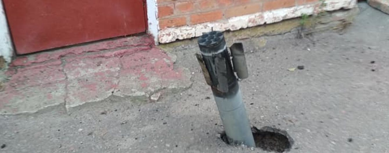 Ічнянці діляться в Мережі фото снарядів, які впали у місті, і пишуть про руйнування
