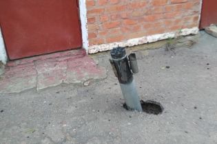Ічнянці діляться в Мережі фото снарядів, які впали у місті, і пишуть про руйнування
