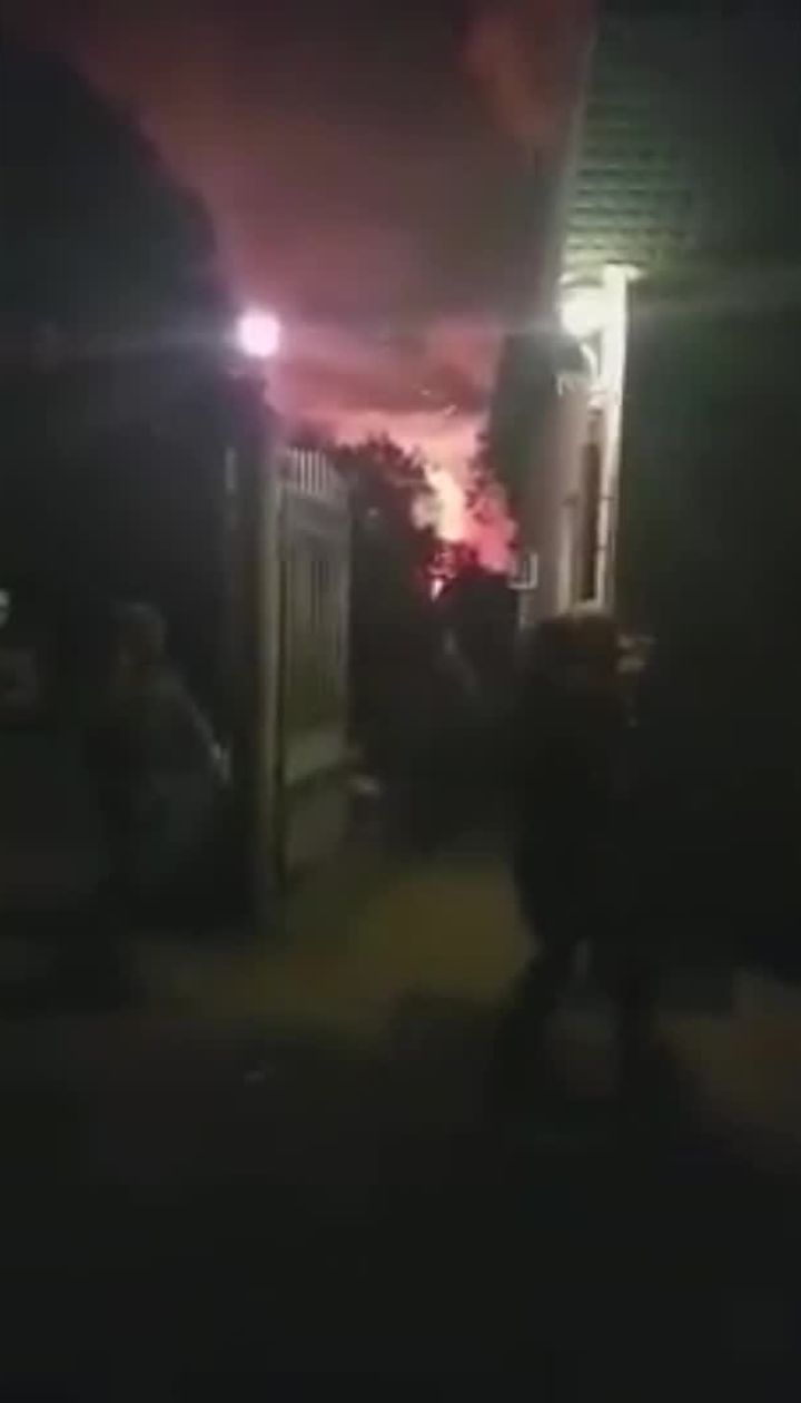 Военные выезжают с территории базы во время взрывов на военных складах вблизи Ични