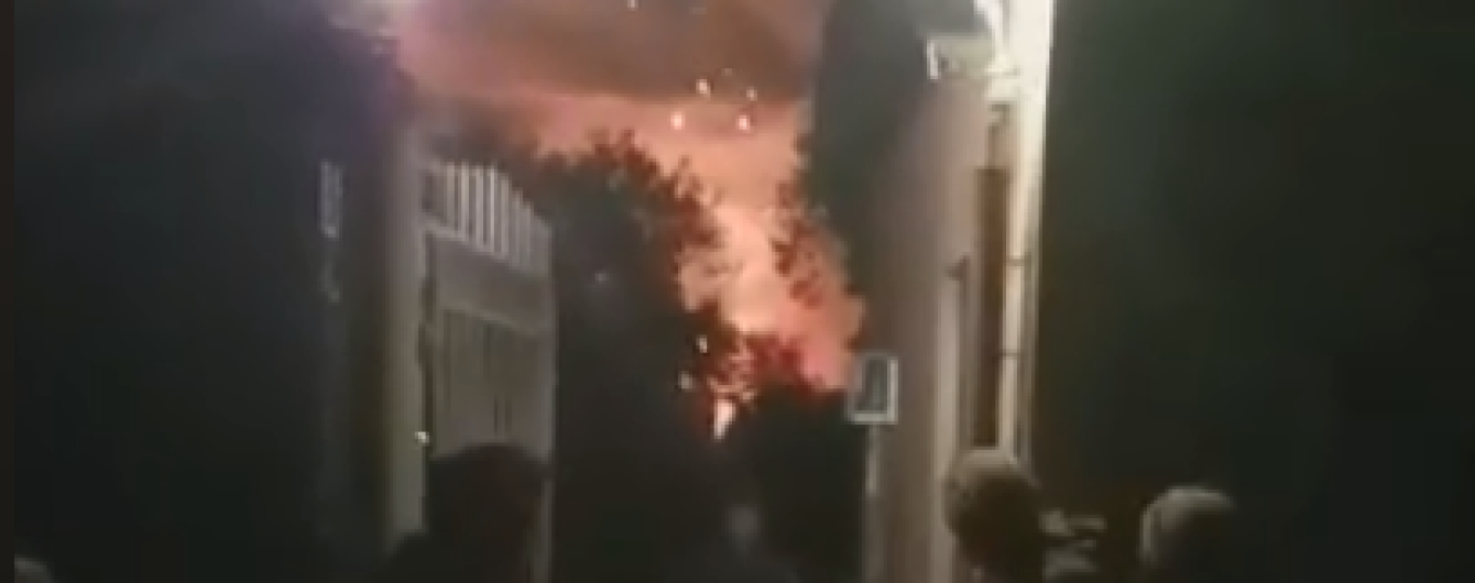 В Мережі з'явилося відео виїзду військових з арсеналу в Ічні після початку пожежі