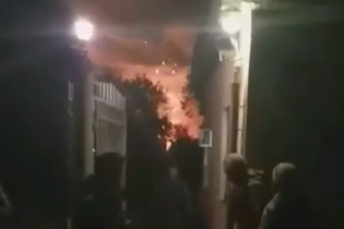 В Сети появилось видео выезда военных с арсенала в Ичне после начала пожара