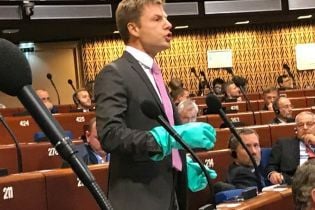 На ПАРЄ Гончаренко у гумових рукавичках нагадав, чим небезпечні росіяни