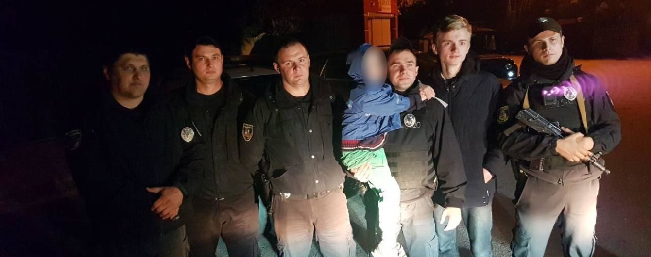 Фастівські поліцейські вночі за три години знайшли хлопчика, який загубився у лісі