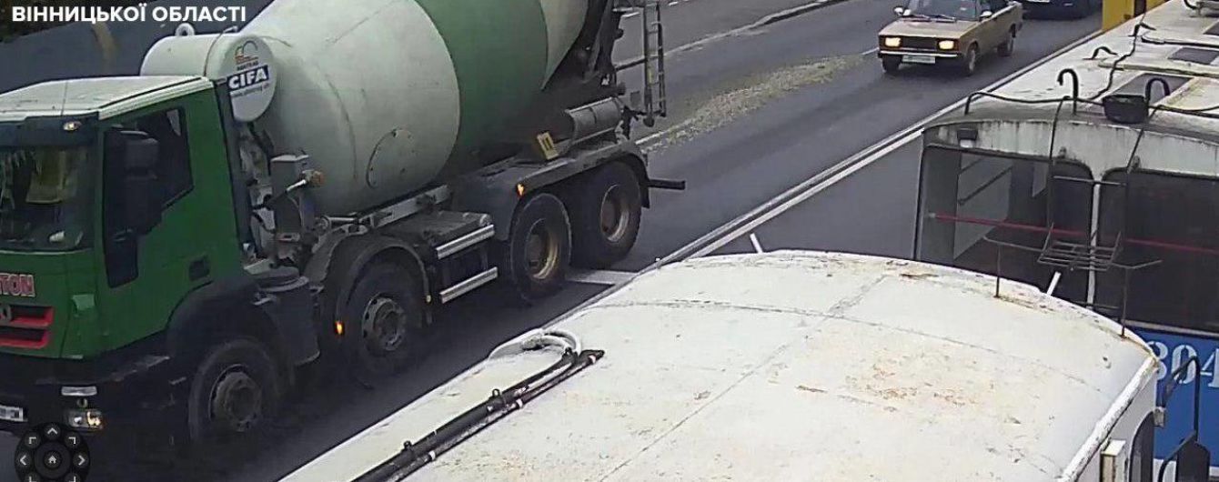 Водія вантажівки оштрафували за розлитий вулицею бетон
