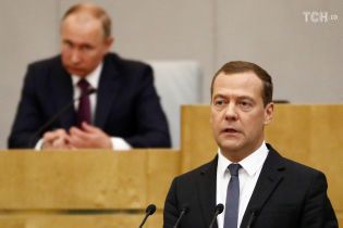 "Далі буде жорсткіше". Медведєв написав наукову статтю про скандальну пенсійну реформу в РФ