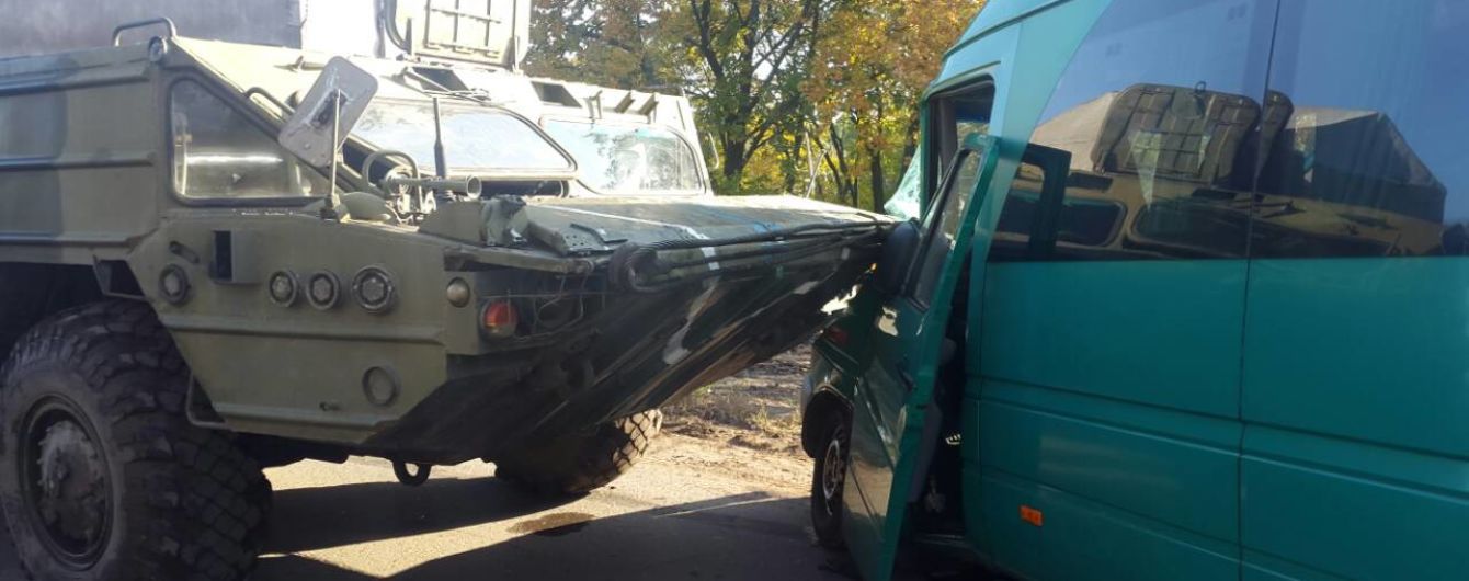 Под Днепром военная техника протаранила маршрутку, есть пострадавшие