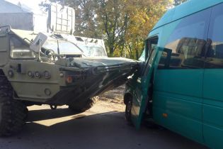Под Днепром военная техника протаранила маршрутку, есть пострадавшие