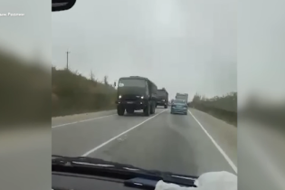В оккупированный Симферополь приближается большая колонна военной техники