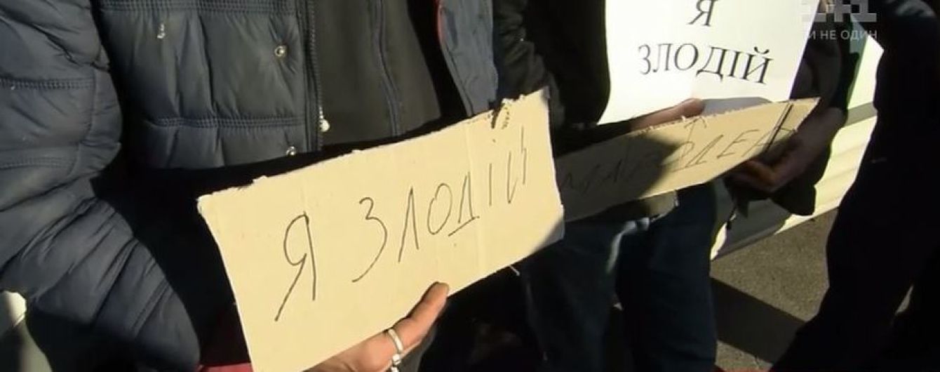 В Ичне подозреваемых в мародерстве заставили держать таблички "Я вор"