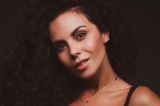 Блондинка в велосипедках и на шпильках: Настя Каменских заинтриговала поклонников тизером нового клипа
