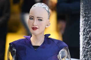 У найрозумнішого робота світу Софії з'явилася сестра