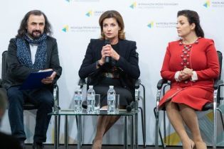 Черный наряд с ярким акцентом: деловой образ Марины Порошенко